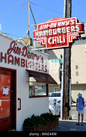 Sacramento. Jim-Denny's hamburgers, Diner à Sacramento, Californie, États-Unis, fermé pour la journée en raison de la température de 104 degrés. (voir l'affiche sur la porte) Banque D'Images