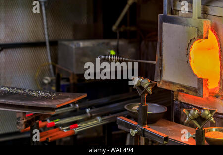 Verre soufflé et four avec table avec verre concassé et d'outils à un verre maker's workshop mis en place pour le processus de soufflage de verre traditionnelle Banque D'Images