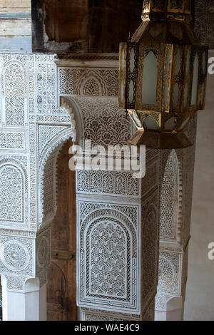 Fez Maroc, colonnes en tadelakt dans la cour au dar adiyel Banque D'Images