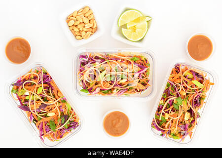 Salade de nouilles fraîches maison Thai à l'arachide dans la préparation des repas des contenants pour sortir le déjeuner. Sur fond blanc dans la composition des plats. Banque D'Images