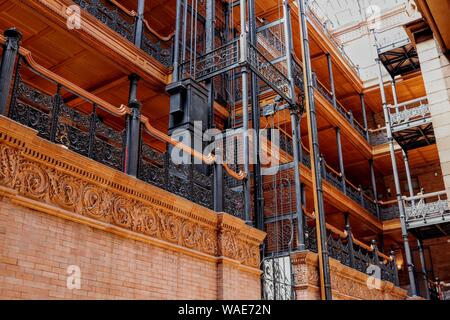 Beaux escaliers et de l'architecture à la Bradbury Building à Los Angeles Banque D'Images