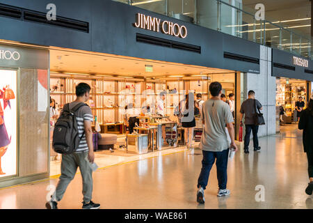 Les piétons passent devant un magasin de Jimmy Choo, une maison de Haute Couture britannique spécialisée dans les chaussures de luxe, à l'Aéroport International de Shanghai Hongqiao. Banque D'Images