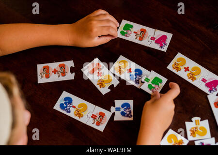 Enfants jouant. Jeux éducatifs. Un enfant en maternelle. Les mains d'un enfant. Math. Cartes pour le développement. Banque D'Images