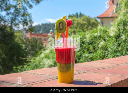 Fraîcheur d'eau infusée à saveur de fruits Mélange de kiwi, mangue et fraise dans le verre en plastique prêt à à emporter. Banque D'Images