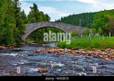 Vieux Pont de Pierre, Pont, Gairnshiel Crathie, Aberdeenshire, Ecosse, Royaume-Uni Banque D'Images