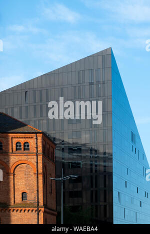 Un mélange de classique et de l'architecture moderne à Liverpool Banque D'Images