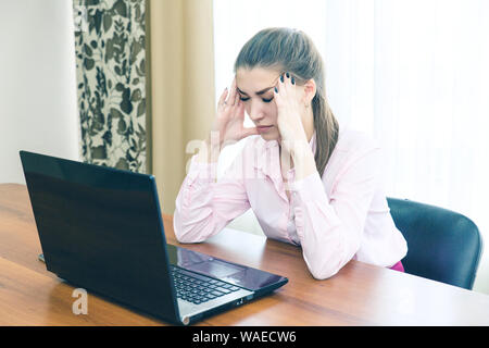 Young businesswoman est victime de stress au travail. Banque D'Images