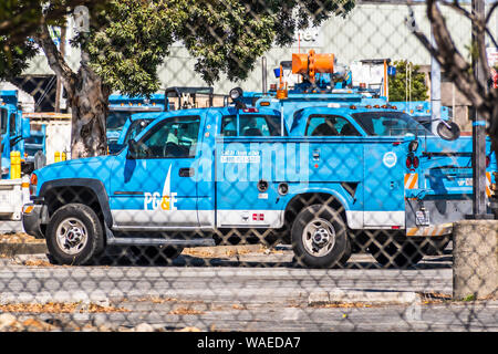 19 août 2019, San Mateo / CA / USA - PG&E (Pacific Gas and Electric Company) véhicule de service et d'autres équipements d'entretien stationné derrière un fil Banque D'Images