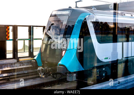 Sydney, Nouvelle-Galles du Sud / AUSTRALIE - Le 26 juillet 2019 : métro sans conducteur moderne train à la plate-forme dans le soleil du matin pas de personnes Banque D'Images