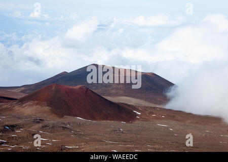 Cônes de cendres au-dessus du sommet du Mauna Kea, Hawaii Banque D'Images