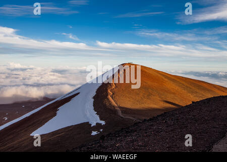 Sanctuaire d'Hawaii (Heiau) et ses visiteurs au sommet d'un cône au sommet de Mauna Kea, Hawaii Banque D'Images