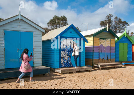 Les touristes asiatiques autoportraits à l'accrochage des boîtes de baignade sur Dendy Street Beach, Brighton, la baie de Port Phillip, Melbourne Banque D'Images