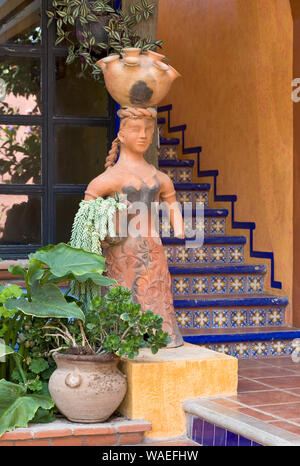 La poterie d'argile, figurine en cour-jardin mexicain coloré, Oaxaca, Mexique l'architecture et l'artisanat Banque D'Images