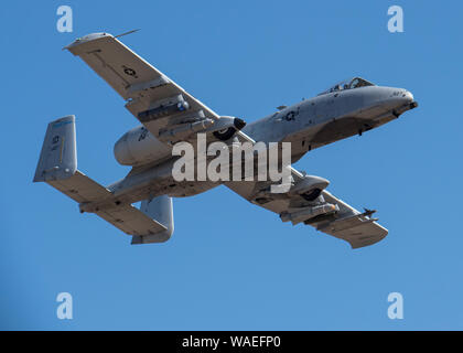 A-10 Thunderbolt II, à partir de la 124e Escadre de chasse, Boise, Idaho, train at the Idaho Army National Guard's Orchard Centre d'instruction au combat, au sud de Boise, le 19 août 2019. L'A-10 sont de la wing's 190th Fighter Squadron. (U.S. Air National Guard photo par le Sgt. Joshua C. Allmaras) Banque D'Images