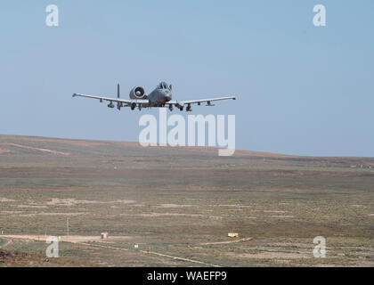 A-10 Thunderbolt II, à partir de la 124e Escadre de chasse, Boise, Idaho, train at the Idaho Army National Guard's Orchard Centre d'instruction au combat, au sud de Boise, le 19 août 2019. L'A-10 sont de la wing's 190th Fighter Squadron. (U.S. Air National Guard photo par le Sgt. Joshua C. Allmaras) Banque D'Images