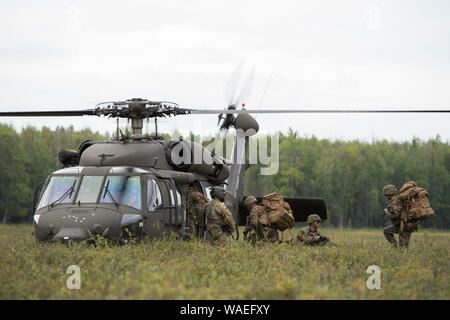 Les Marines américains affectés à la 2e Bataillon, 23e Régiment de Marines à bord d'un Alaska Army National Guard UH-60 Black Hawk avec le 1er bataillon du 207e Régiment d'aviation, au cours de 4e Division de marines Super Squad 2019 tenue à Joint Base Elmendorf-Richardson en Alaska, 14 août 2019. Super Squad a été un jour la concurrence entre éléments participant à partir de la 2e et 3e bataillons, 23e Régiment de Marines et 2e Bataillon, 25e Régiment de Marines, qui ont testé leurs compétences techniques et tactiques dans le cadre d'événements qui a mis en évidence des opérations défensives, offensives/techniques de patrouille de combat, marksmansh Banque D'Images