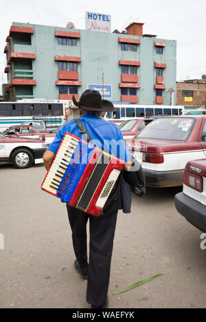 L'homme musicien mexicain dans rue avec chapeau noir et de l'accordéon, la Ville d'Oaxaca, Oaxaca, Mexique Scène de rue Banque D'Images