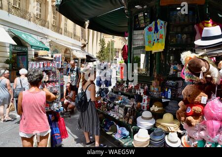 Boutiques de souvenirs et les cafés et les touristes sur la rue de la République de Malte La Valette Banque D'Images