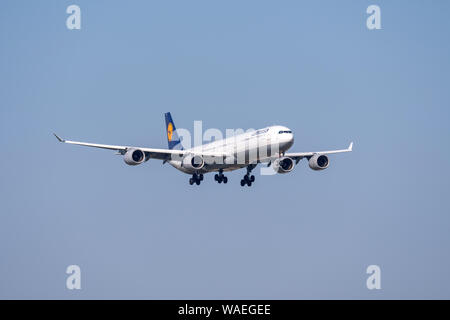 Munich, Allemagne - le 31 mars. 2019 : Lufthansa Airbus A340-642 à l'avion immatriculé D-AIHW dans l'approche de la piste 08R le sud de la M Banque D'Images