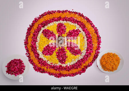 Rangoli faites par des pétales de fleurs Banque D'Images