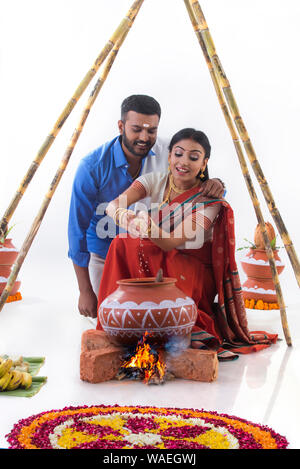 Mari et femme Ensemble de cuisson sur pongal Banque D'Images