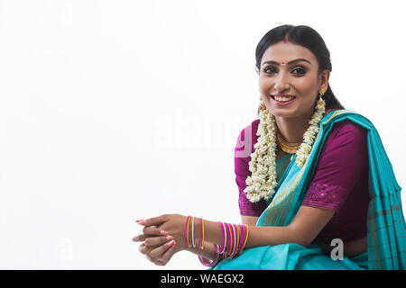 Portrait of a smiling woman wearing gajra Inde du sud Banque D'Images