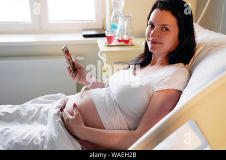 Risque de grossesse, femme enceinte se trouve à l'hôpital et fait, selfies Carlsbad, République Tchèque, Europe Banque D'Images