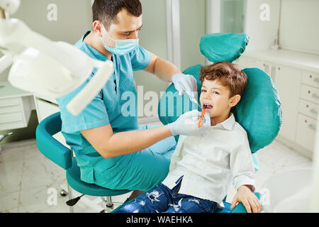 Dentiste vérifie les dents de l'enfant Banque D'Images