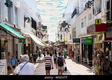 TORREMOLINOS, ESPAGNE, Andalousie, Costa del Sol - 21 mai, 2019. Calle San Miguel est la plus célèbre rue commerçante à Torremolinos. Cette rue offre Banque D'Images