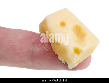 Dans le futur, nous allons manger ce concept - petit vilain mauvais vieux morceau de fromage sur le doigt. Isolé sur blanc macro studio Banque D'Images