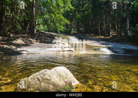 Mumlava Certovo oko sur River au-dessus de Mumlavsky vodopad cascade dans les montagnes Krkonose près de Harrachov en République Tchèque Banque D'Images