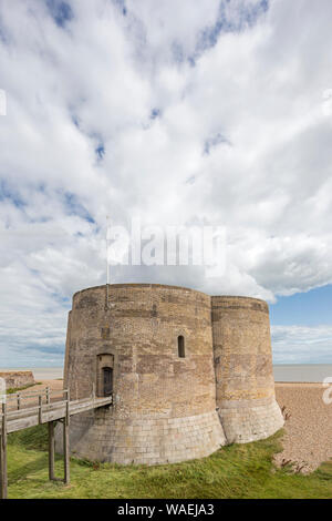 Un quadrilobe forteresse, la tour Martello sur la côte du Suffolk à Aldeburgh, East Suffolk, Angleterre, Royaume-Uni. 'À la recherche un peu comme des tours de refroidissement Banque D'Images