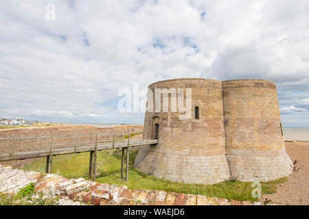 Un quadrilobe forteresse, la tour Martello sur la côte du Suffolk à Aldeburgh, East Suffolk, Angleterre, Royaume-Uni. 'À la recherche un peu comme des tours de refroidissement Banque D'Images