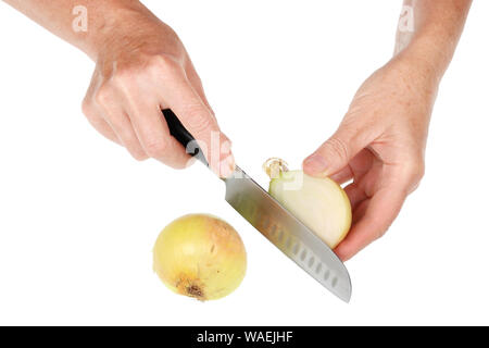Une vieille femme senior est titulaire d'un bulbe d'oignon r dans ses mains et coupe-la avec un couteau. Concept studio isolated on white Banque D'Images
