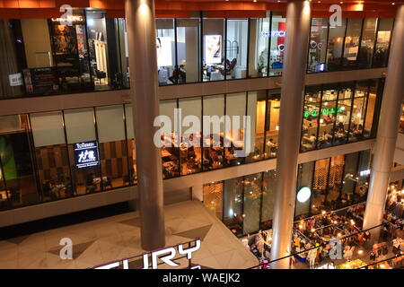 Vue de nuit sur le siècle prochain film Plaza à la station BTS onnut, Bangkok, Thaïlande. Les gens ont différents styles, différentes histoires différentes storie Banque D'Images