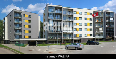 VILNIUS, LITUANIE - le 18 août 2019 : La nouvelle norme moderne maisons modulaires avec des appartements pour les jeunes familles près de forêt de pins. C'est le meilleur ecol Banque D'Images