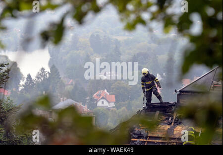 Cernosice, République tchèque. 20e Août, 2019. La villa propriété d'affaires tchèque Radovan Krejcir en fuite a pris feu lundi soir et exigé le déploiement de huit équipes de pompiers à Cernosice, près de Prague, en République tchèque, le 20 août 2019. Saisies et abandonnés, la villa a été offert en vente publique plusieurs fois depuis l'évasion de Krejcir en République tchèque en 2005. Au fil des ans, il n'y a pas eu d'intérêt à l'acheter. Photo : CTK Michaela Rihova/Photo/Alamy Live News Banque D'Images