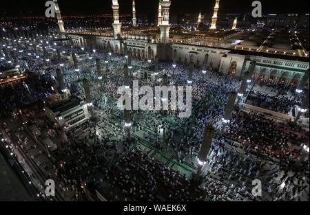 El Madina El Madina, Monawara Monawara, l'Arabie Saoudite. Août 19, 2019. Des milliers de pèlerins venus prier à la mosquée du Prophète dans la ville sainte de Médine, en Arabie Saoudite, le 19 août 2019. Après avoir pris part à l'Hadj, pèlerins musulmans à tête Medinah de prier à la mosquée du Prophète de l'islam, deuxième lieu saint de culte, avant de retourner à la maison : Crédit Ashraf Amra/APA/Images/fil ZUMA Alamy Live News Banque D'Images