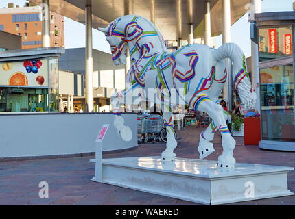 MILAN, Italie : 15 août 2019 : Cheval, le projet Leonardo Leonardo's horse revisité par auteurs Markus Benesch en zone Portello, à Milan. Banque D'Images