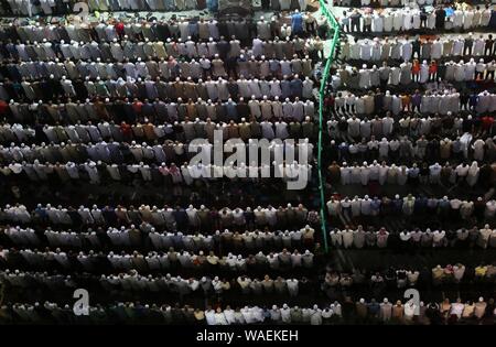 El Madina El Madina, Monawara Monawara, l'Arabie Saoudite. Août 19, 2019. Des milliers de pèlerins venus prier à la mosquée du Prophète dans la ville sainte de Médine, en Arabie Saoudite, le 19 août 2019. Après avoir pris part à l'Hadj, pèlerins musulmans à tête Medinah de prier à la mosquée du Prophète de l'islam, deuxième lieu saint de culte, avant de retourner à la maison : Crédit Ashraf Amra/APA/Images/fil ZUMA Alamy Live News Banque D'Images