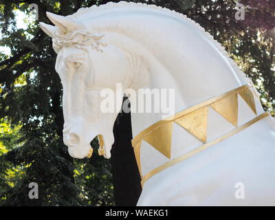 MILAN, Italie : 15 août 2019 : Cheval, le projet Leonardo Leonardo's horse revisité par autor Matteo Cibic dans de vieux hippodrome, Milan. Banque D'Images