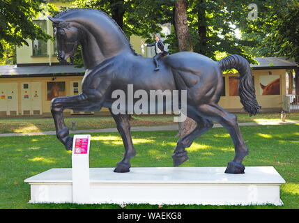 MILAN, Italie : 15 août 2019 : Cheval, le projet Leonardo Leonardo's horse revisité par auteur Marcel Wanders dans le vieux hippodrome, Milan. Banque D'Images