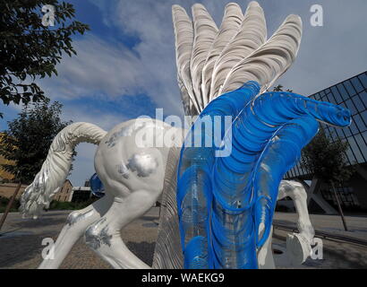 MILAN, Italie : 17 août 2019 : Cheval, le projet Leonardo Leonardo's horse revisité par auteurs Daniele Papuli dans Olivetti square, Milan. Banque D'Images