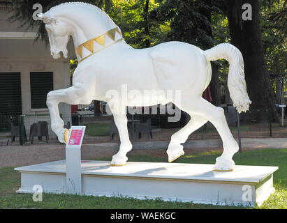 MILAN, Italie : 15 août 2019 : Cheval, le projet Leonardo Leonardo's horse revisité par autor Matteo Cibic dans de vieux hippodrome, Milan. Banque D'Images