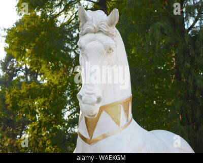 MILAN, Italie : 15 août 2019 : Cheval, le projet Leonardo Leonardo's horse revisité par autor Matteo Cibic dans de vieux hippodrome, Milan. Banque D'Images