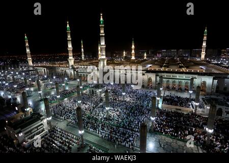 El Madina El Madina, Monawara Monawara, l'Arabie Saoudite. Août 19, 2019. Des milliers de pèlerins venus prier à la mosquée du Prophète dans la ville sainte de Médine, en Arabie Saoudite, le 19 août 2019. Après avoir pris part à l'Hadj, pèlerins musulmans à tête Medinah de prier à la mosquée du Prophète de l'islam, deuxième lieu saint de culte, avant de retourner à la maison : Crédit Ashraf Amra/APA/Images/fil ZUMA Alamy Live News Banque D'Images