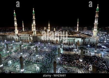 El Madina El Madina, Monawara Monawara, l'Arabie Saoudite. Août 19, 2019. Des milliers de pèlerins venus prier à la mosquée du Prophète dans la ville sainte de Médine, en Arabie Saoudite, le 19 août 2019. Après avoir pris part à l'Hadj, pèlerins musulmans à tête Medinah de prier à la mosquée du Prophète de l'islam, deuxième lieu saint de culte, avant de retourner à la maison : Crédit Ashraf Amra/APA/Images/fil ZUMA Alamy Live News Banque D'Images