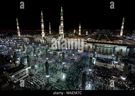 El Madina El Madina, Monawara Monawara, l'Arabie Saoudite. Août 19, 2019. Des milliers de pèlerins venus prier à la mosquée du Prophète dans la ville sainte de Médine, en Arabie Saoudite, le 19 août 2019. Après avoir pris part à l'Hadj, pèlerins musulmans à tête Medinah de prier à la mosquée du Prophète de l'islam, deuxième lieu saint de culte, avant de retourner à la maison : Crédit Ashraf Amra/APA/Images/fil ZUMA Alamy Live News Banque D'Images