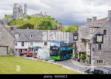 Le trafic lourd dans la destination touristique populaire de Corfe Castle un village pittoresque dans le Dorset, Angleterre, RU Banque D'Images