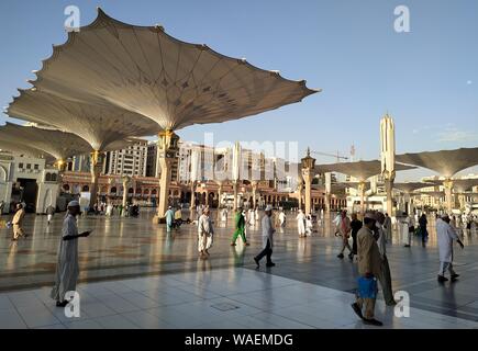 El Madina El Madina, Monawara Monawara, l'Arabie Saoudite. Août 19, 2019. Des milliers de pèlerins venus prier à la mosquée du Prophète dans la ville sainte de Médine, en Arabie Saoudite, le 19 août 2019. Après avoir pris part à l'Hadj, pèlerins musulmans à tête Medinah de prier à la mosquée du Prophète de l'islam, deuxième lieu saint de culte, avant de retourner à la maison : Crédit Ashraf Amra/APA/Images/fil ZUMA Alamy Live News Banque D'Images